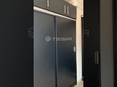 টেসিয়া-বেডরুমের আসবাবপত্র মডুলার কাঠের কাস্টম আধুনিক ডিজাইনের পায়খানার আলমারিতে হাঁটা